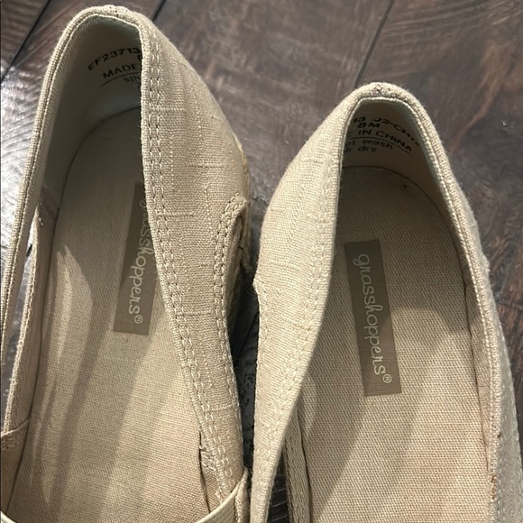 Grasshoppers Cream Flats with Decorative Cutouts - Picture 3 of 10